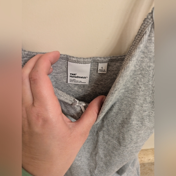 Aritzia TNA v-neck tank top - Picture 5 of 7